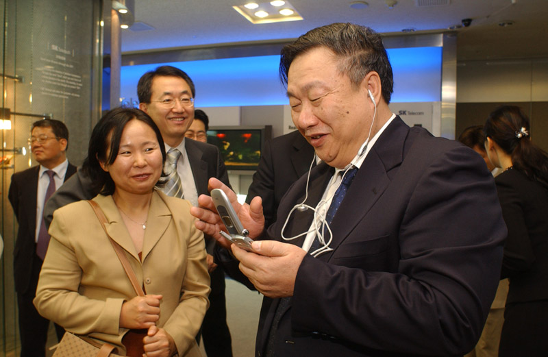 Wang Xudong, Chinese Minister of Information Industry, is shown experiencing SK Telecom`s video phone service.